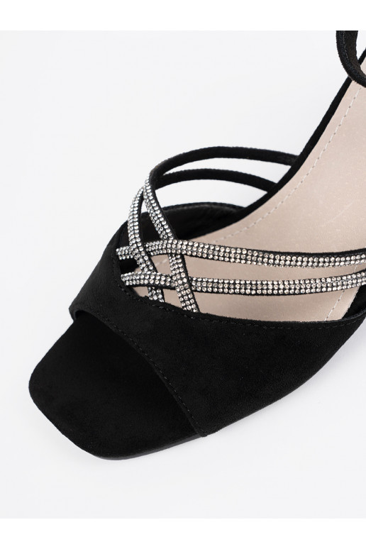 Melns kurpes  uz papēža