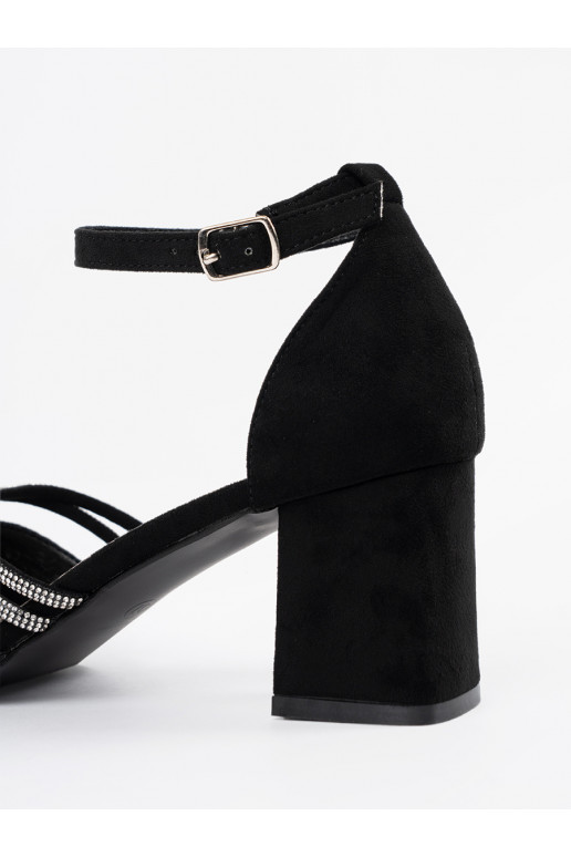 Melns kurpes  uz papēža