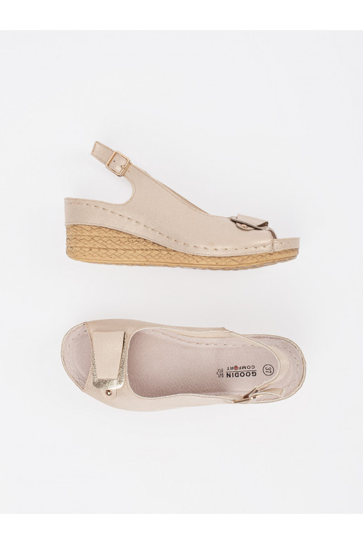 smilšu krāsas kurpes 