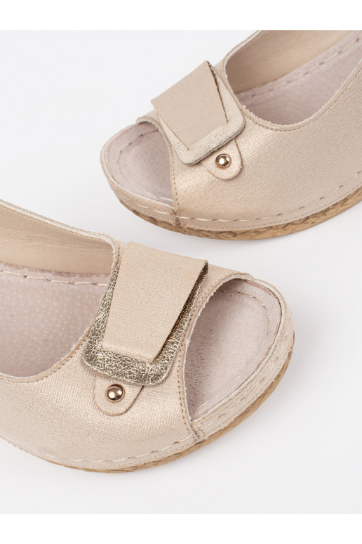 smilšu krāsas kurpes 