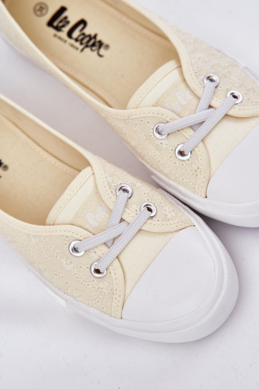 Sporta apavi sieviešu puszābaki Z Haftem Lee Cooper LCW-25-31-3445L smilšu krāsas Sporta apavi sieviešu puszābaki Z Haftem Lee Cooper LCW-25-31-3445L smilšu krāsas