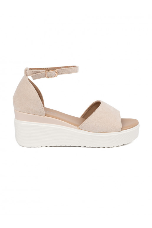 Ziloņkaula krāsas kurpes  na balta krāsaj ie