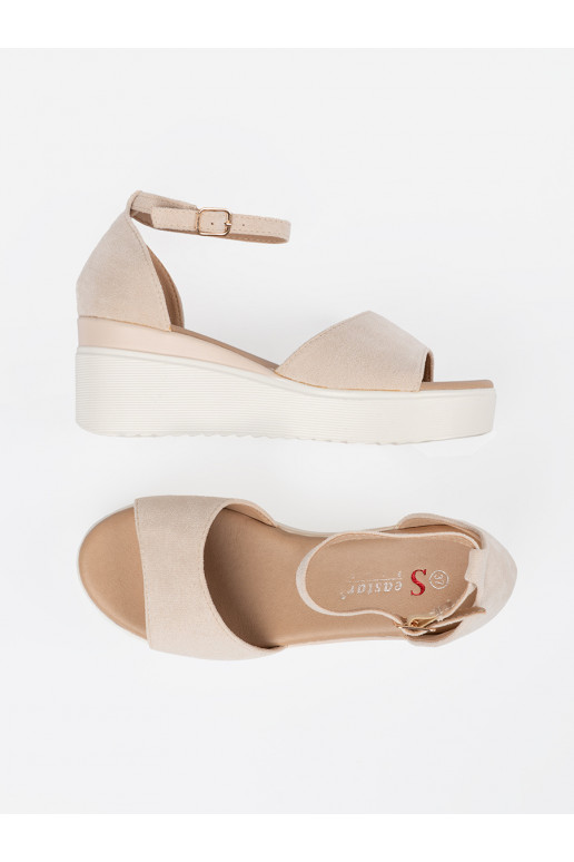 Ziloņkaula krāsas kurpes  na balta krāsaj ie