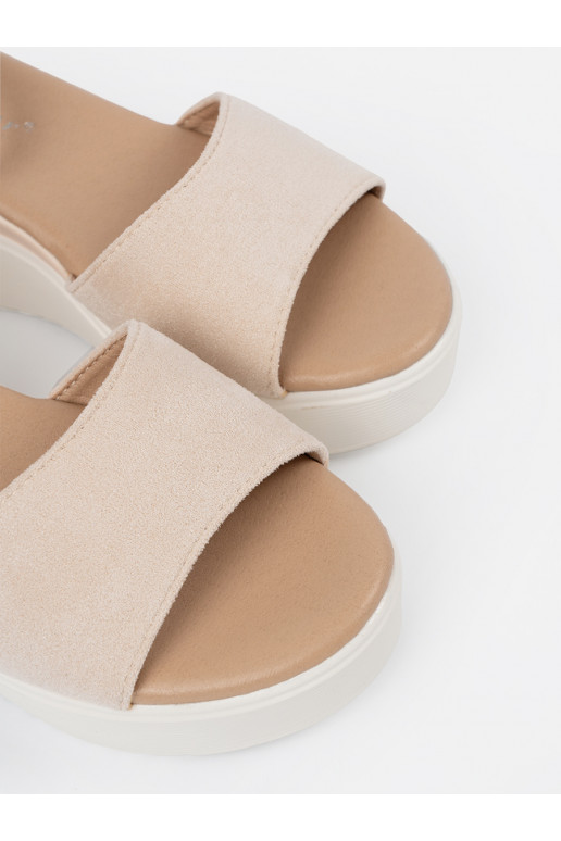 Ziloņkaula krāsas kurpes  na balta krāsaj ie