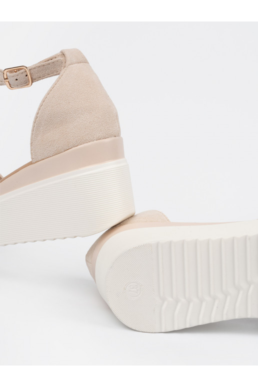 Ziloņkaula krāsas kurpes  na balta krāsaj ie