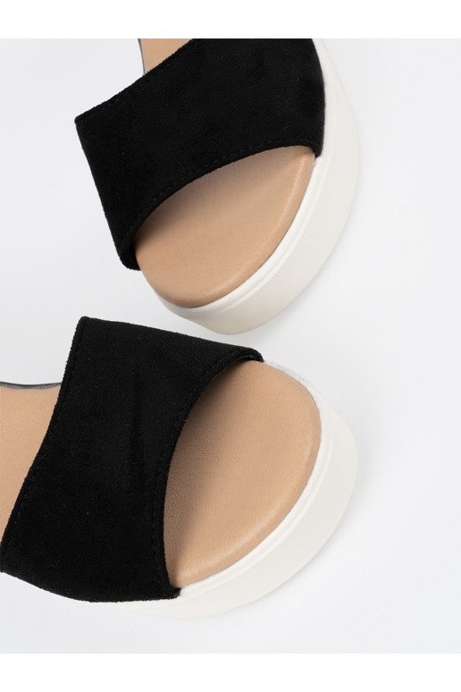 Melns kurpes  na balta krāsaj ie Melns kurpes  na balta krāsaj ie