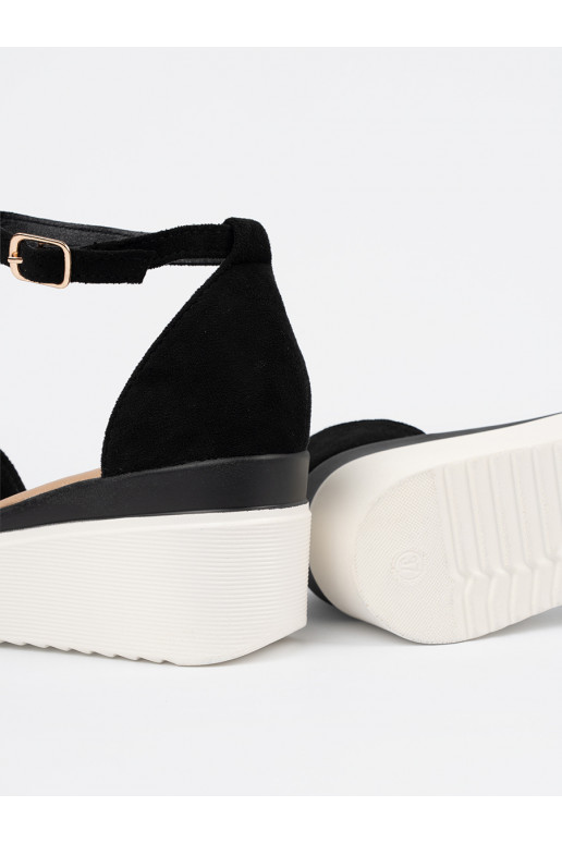 Melns kurpes  na balta krāsaj ie Melns kurpes  na balta krāsaj ie