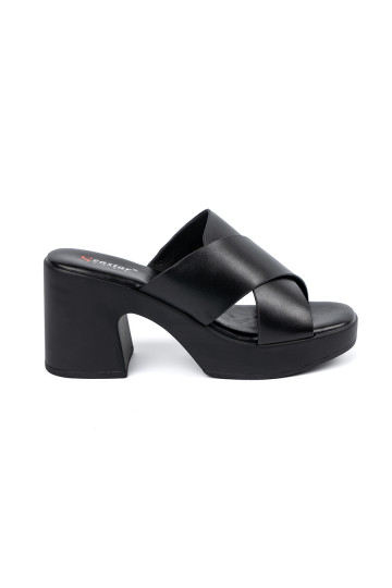 Melns čības  uz papēža