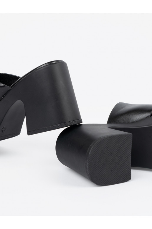 Melns čības  uz papēža