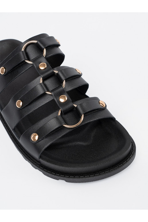 Melns čības   ozdobione trzema paskami