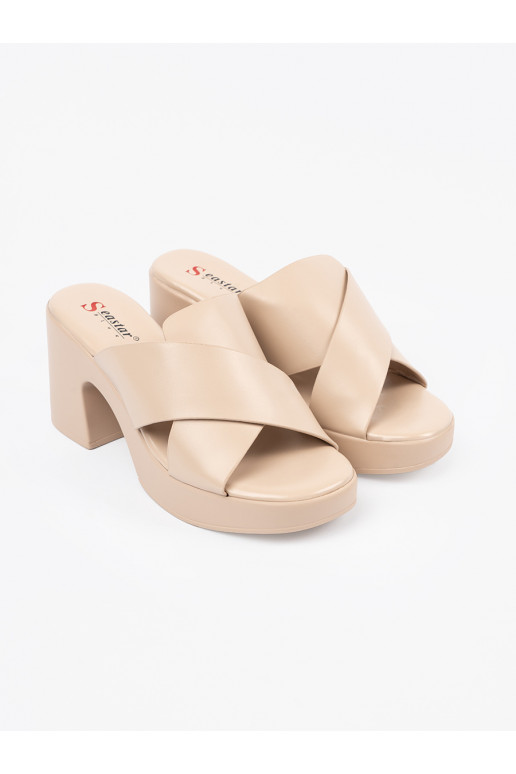 smilšu krāsas čības  uz papēža