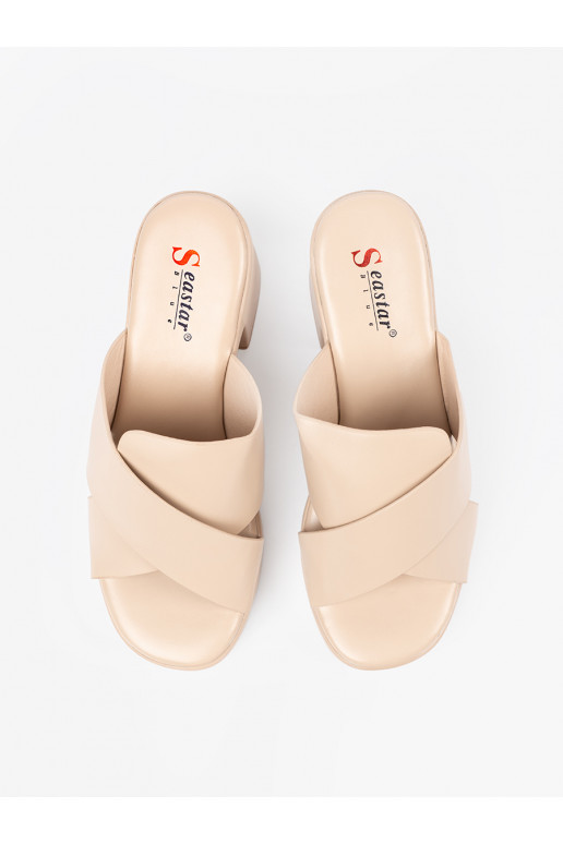 smilšu krāsas čības  uz papēža