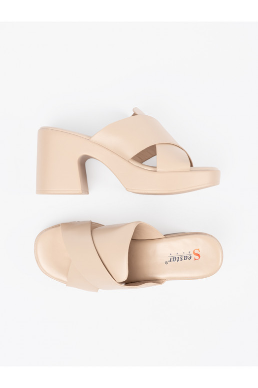 smilšu krāsas čības  uz papēža