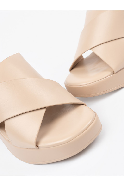 smilšu krāsas čības  uz papēža