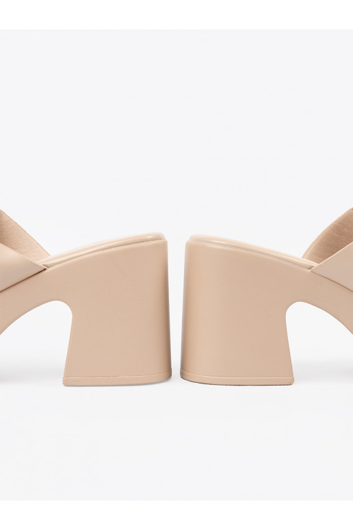 smilšu krāsas čības  uz papēža