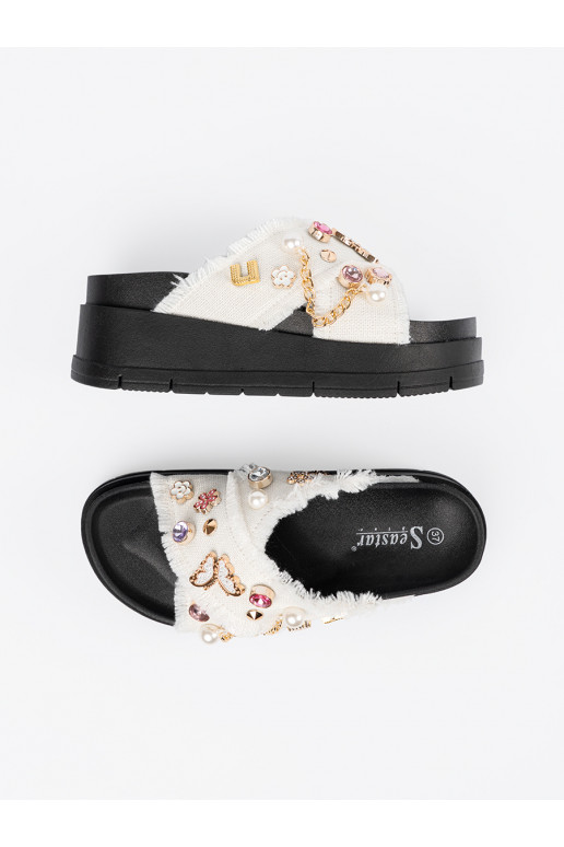 baltas krāsas čības   z przypinkami