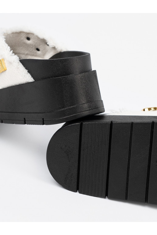 baltas krāsas čības   z przypinkami