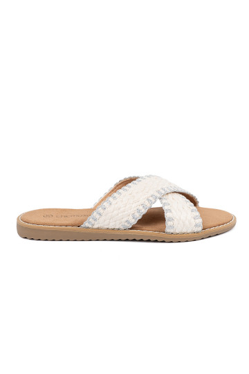 baltas krāsas čības