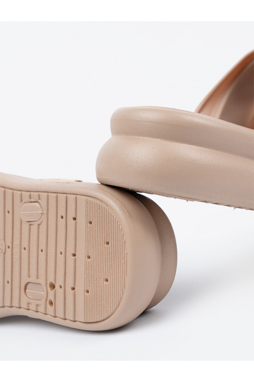 Čības ze mi klamrami ar platformu beż