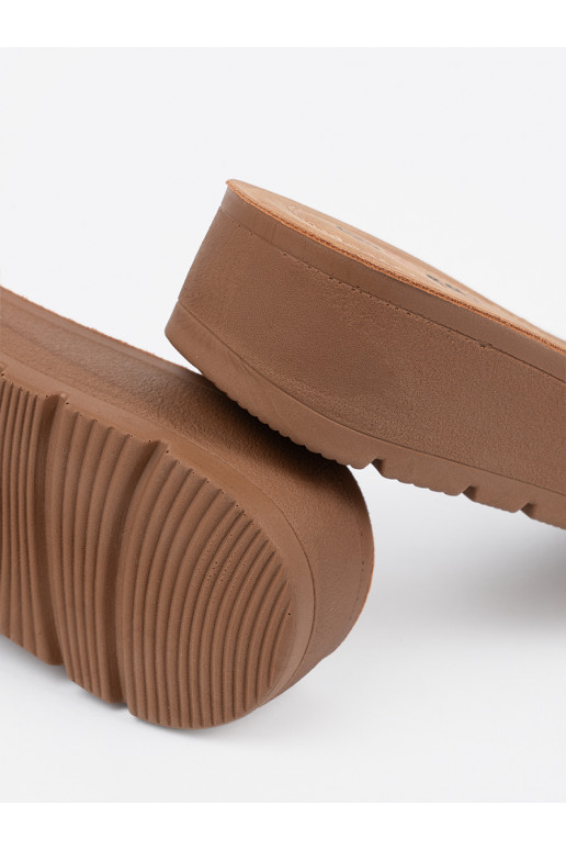 Čības Melnas krāsas zdobione złotą klamrą Čības Melnas krāsas zdobione złotą klamrą