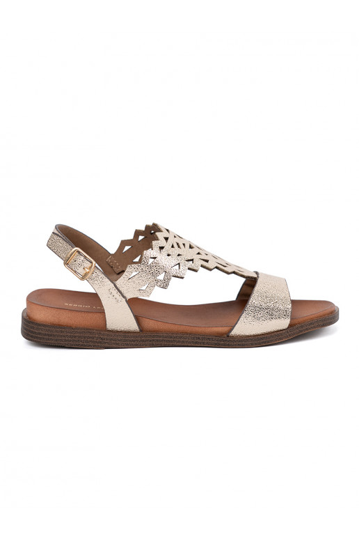 Zelta krāsas kurpes z ażurowymi zdobieniami