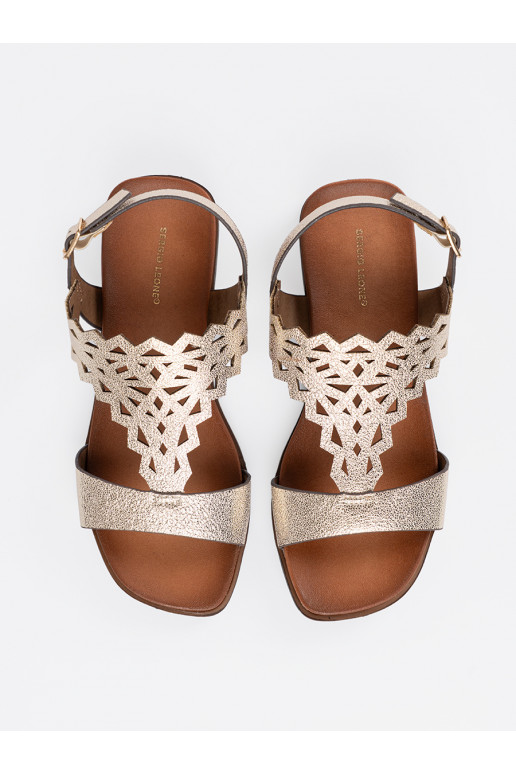 Zelta krāsas kurpes z ażurowymi zdobieniami