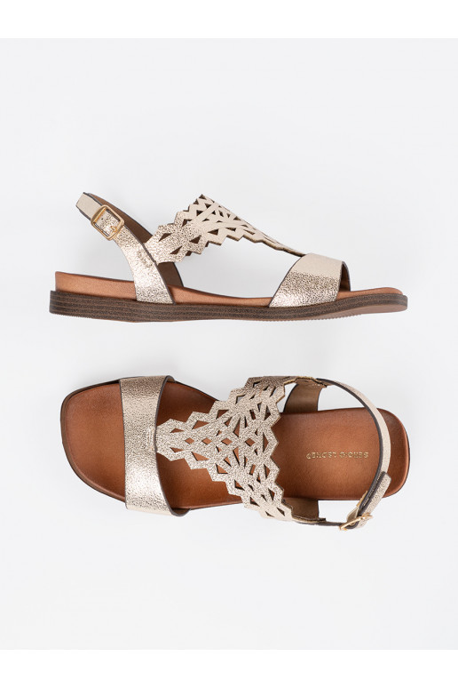 Zelta krāsas kurpes z ażurowymi zdobieniami