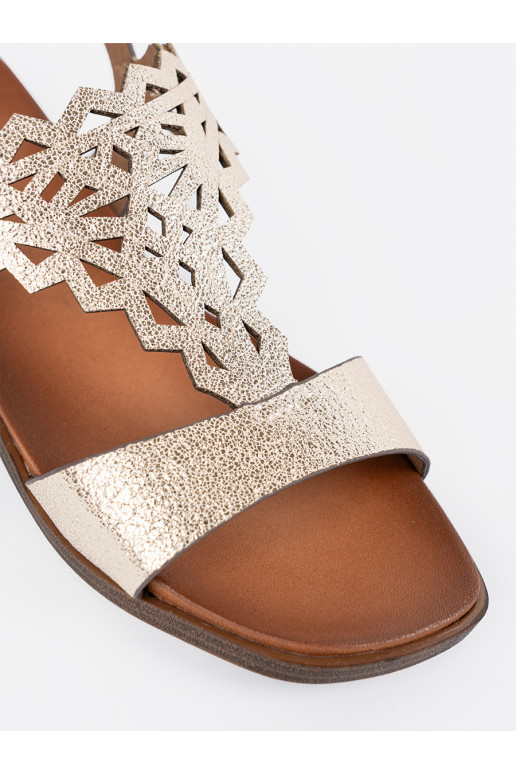 Zelta krāsas kurpes z ażurowymi zdobieniami