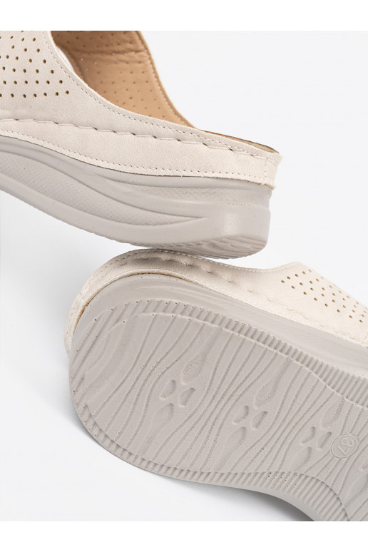 Ziloņkaula krāsas  čības  z wycięciami