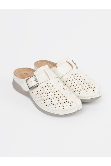 baltas krāsas čības  z pełnym noskiem i klamrą 2