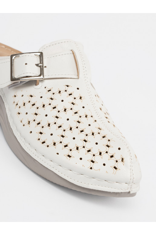 baltas krāsas čības  z pełnym noskiem i klamrą baltas krāsas čības  z pełnym noskiem i klamrą