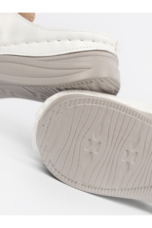 baltas krāsas čības  z pełnym noskiem i klamrą baltas krāsas čības  z pełnym noskiem i klamrą