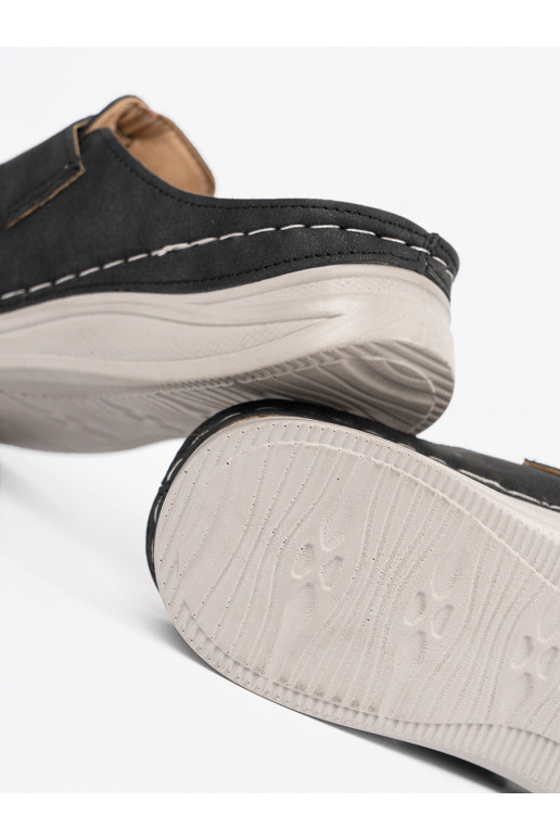 Melns čības  z pełnym noskiem i klamrą Melns čības  z pełnym noskiem i klamrą