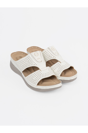 baltas krāsas  čības  z wycięciami 2