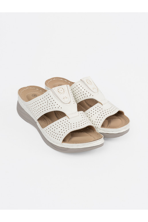 baltas krāsas  čības  z wycięciami