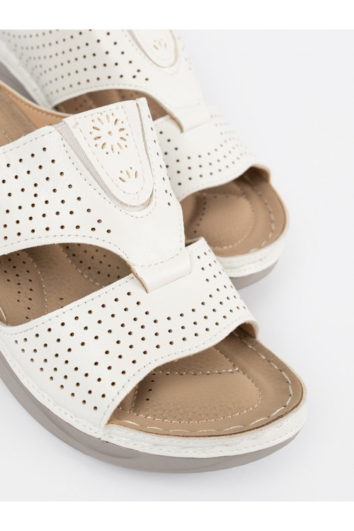 baltas krāsas  čības  z wycięciami