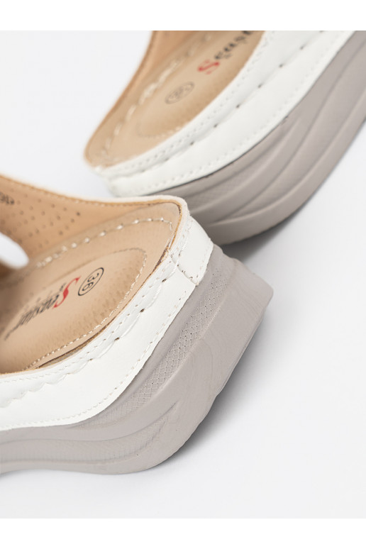 baltas krāsas  čības  z wycięciami