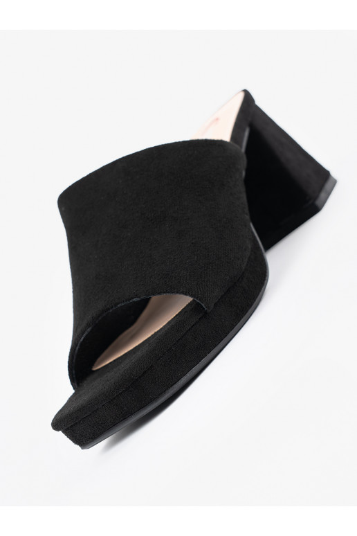  Melnas krāsas čības  