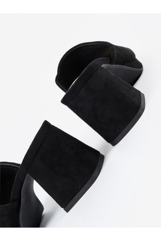  Melnas krāsas čības  