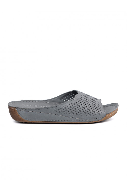   pelēkas krāsas čības 