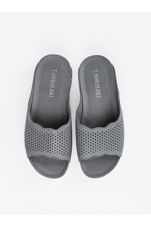   pelēkas krāsas čības 