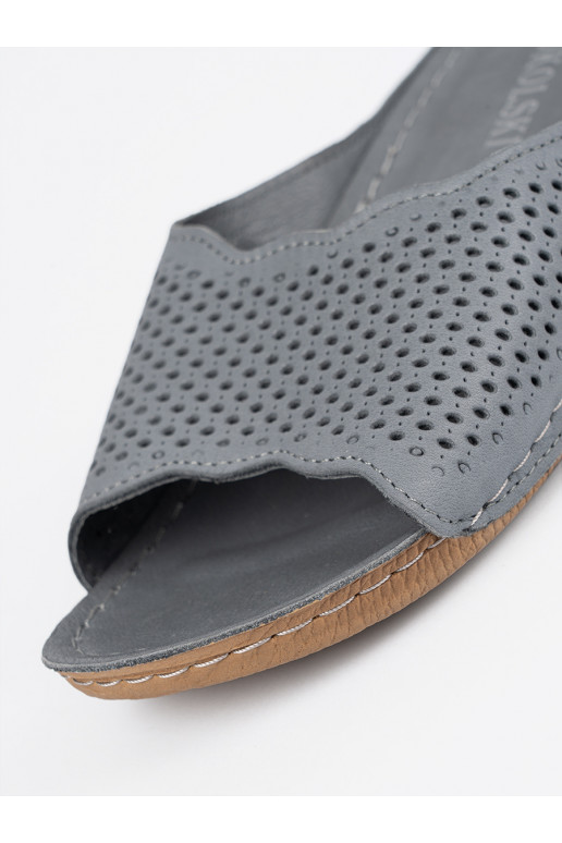   pelēkas krāsas čības 