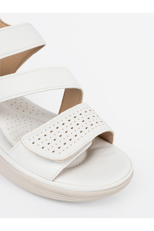 baltas krāsas kurpes  y