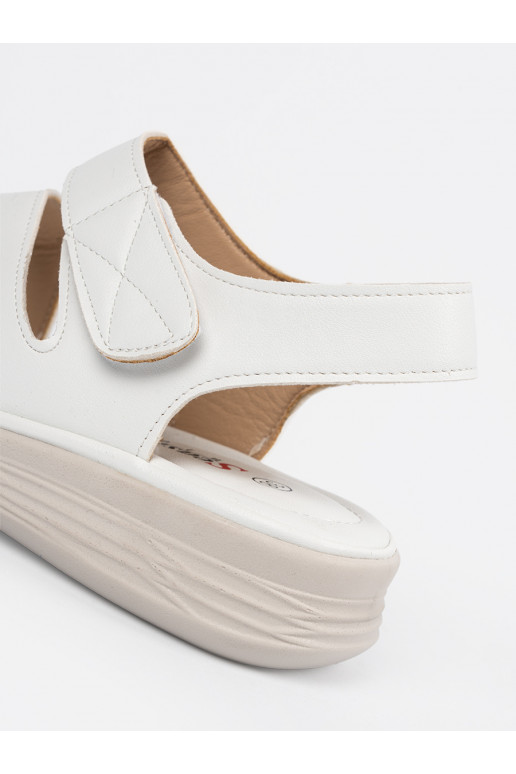 baltas krāsas kurpes  y