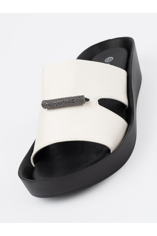 Baltas-Melnas krāsas čības  