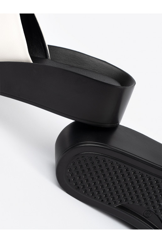 Baltas-Melnas krāsas čības  