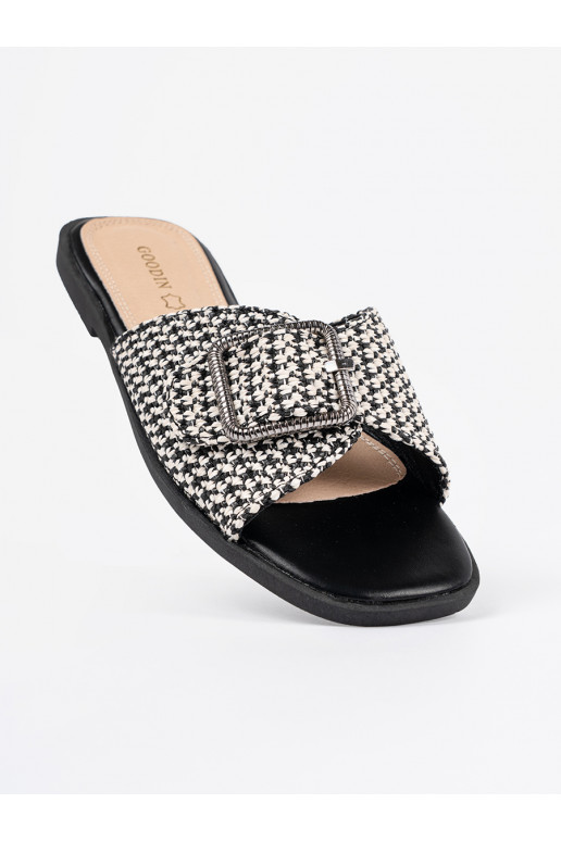 Čības melns-białą kratkę ar sprādzēm