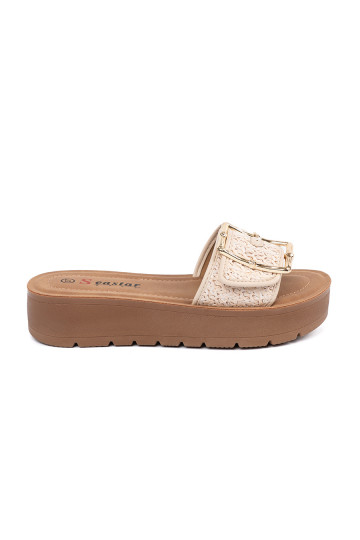 Čības zdobione złotą klamrą