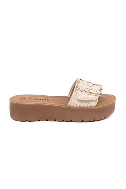 Čības zdobione złotą klamrą