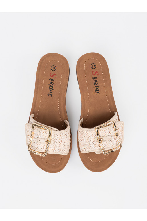 Čības zdobione złotą klamrą